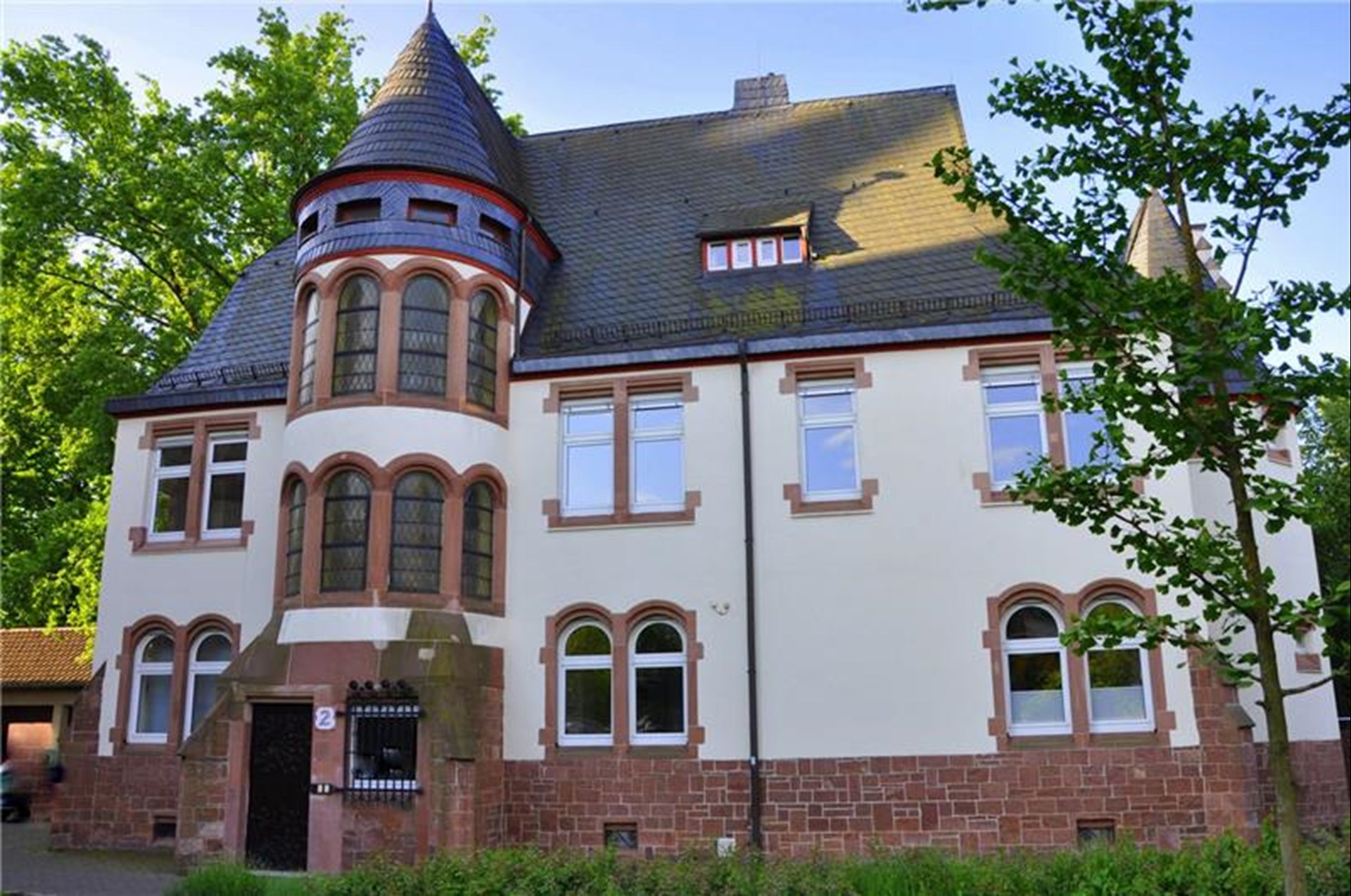 zweigeschossiger Altbau mit Walmdach und rundem Treppenturm der Caritas Viernheim