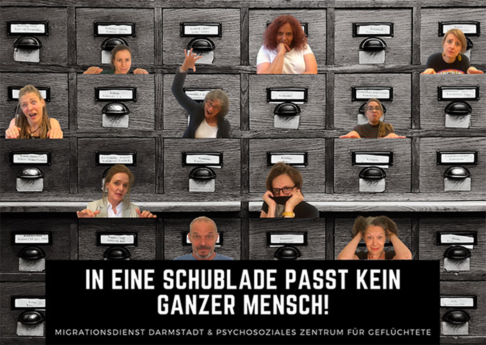 Verschiedene Menschen, die aus Schubladen eines Aktenschranks schauen, sie wollen aus den Schubladen heraus. Text dazu: In eine Schublade passt kein ganzer Mensch!