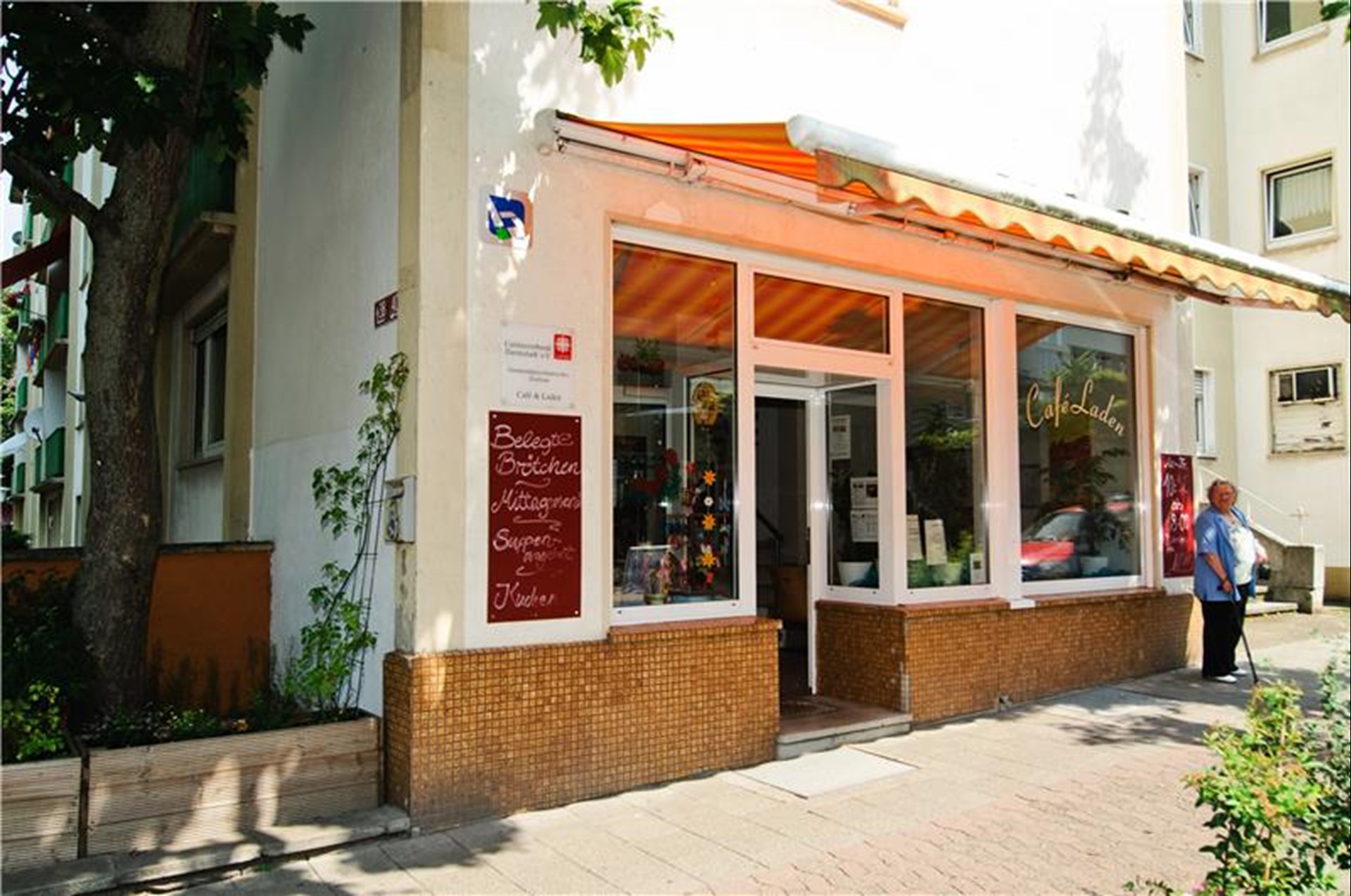 Aussenansicht auf den Eingang und verglaste Front des Cafe D42 