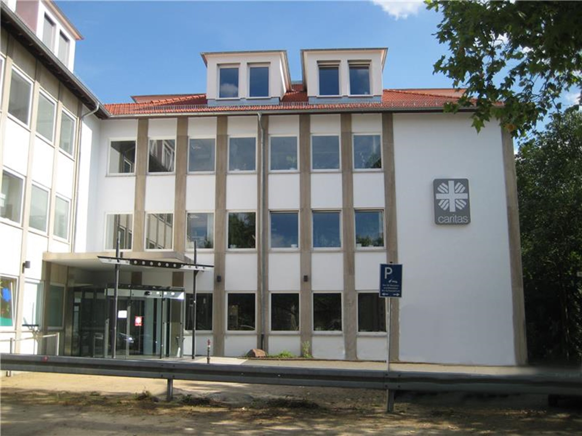 Gebäudeansicht mit Blick auf den Haupteingang