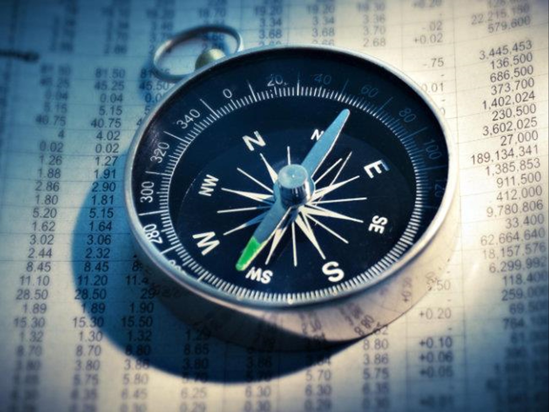 Kompass auf Zeitung