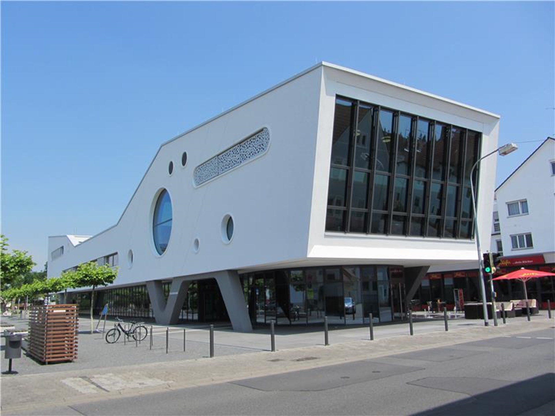 Modernes Gebäude "Medienschiff" in Weiterstadt