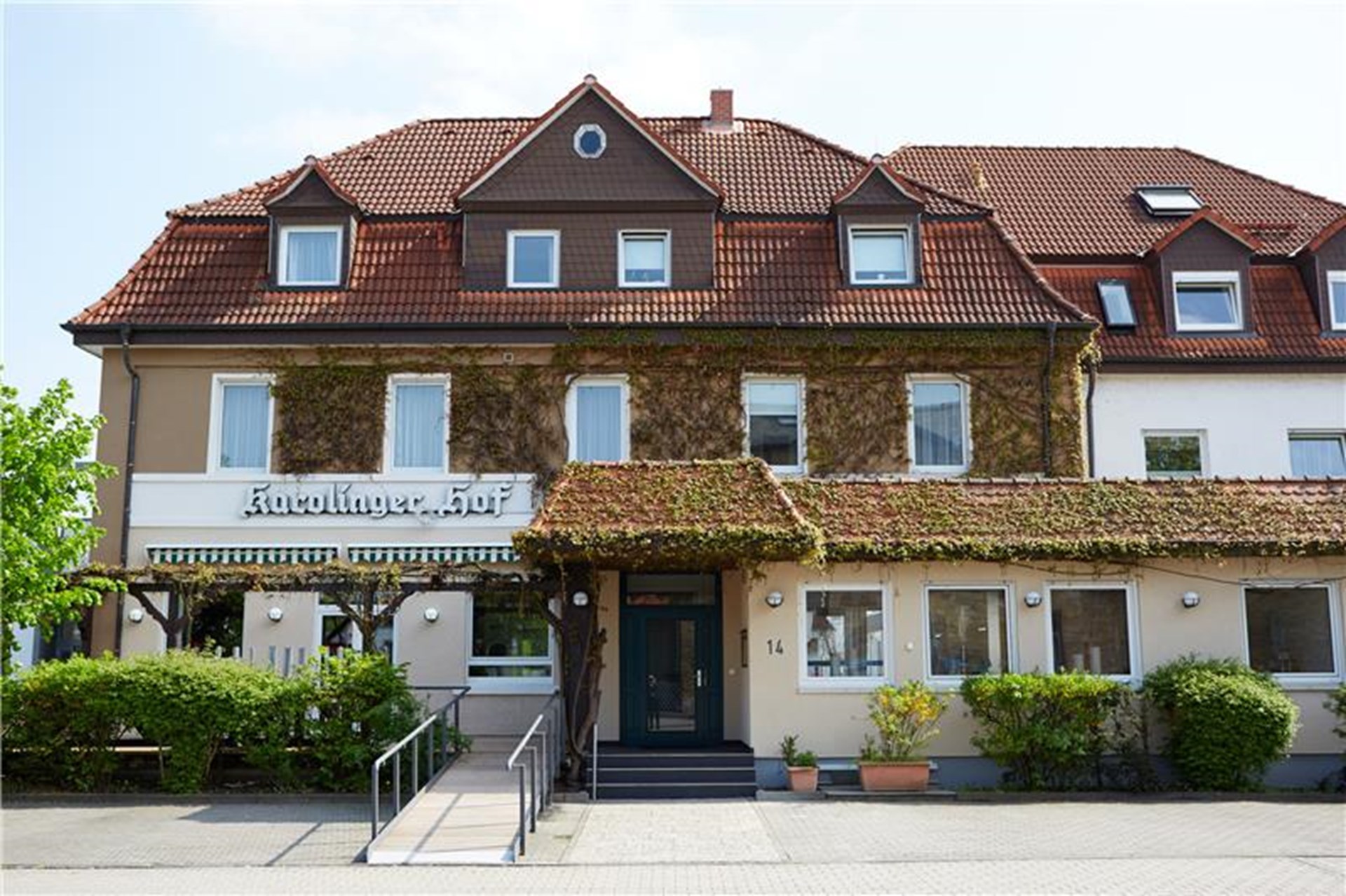 Aussenansicht Karolinger Hof, zweigeschossig mit Walmdach