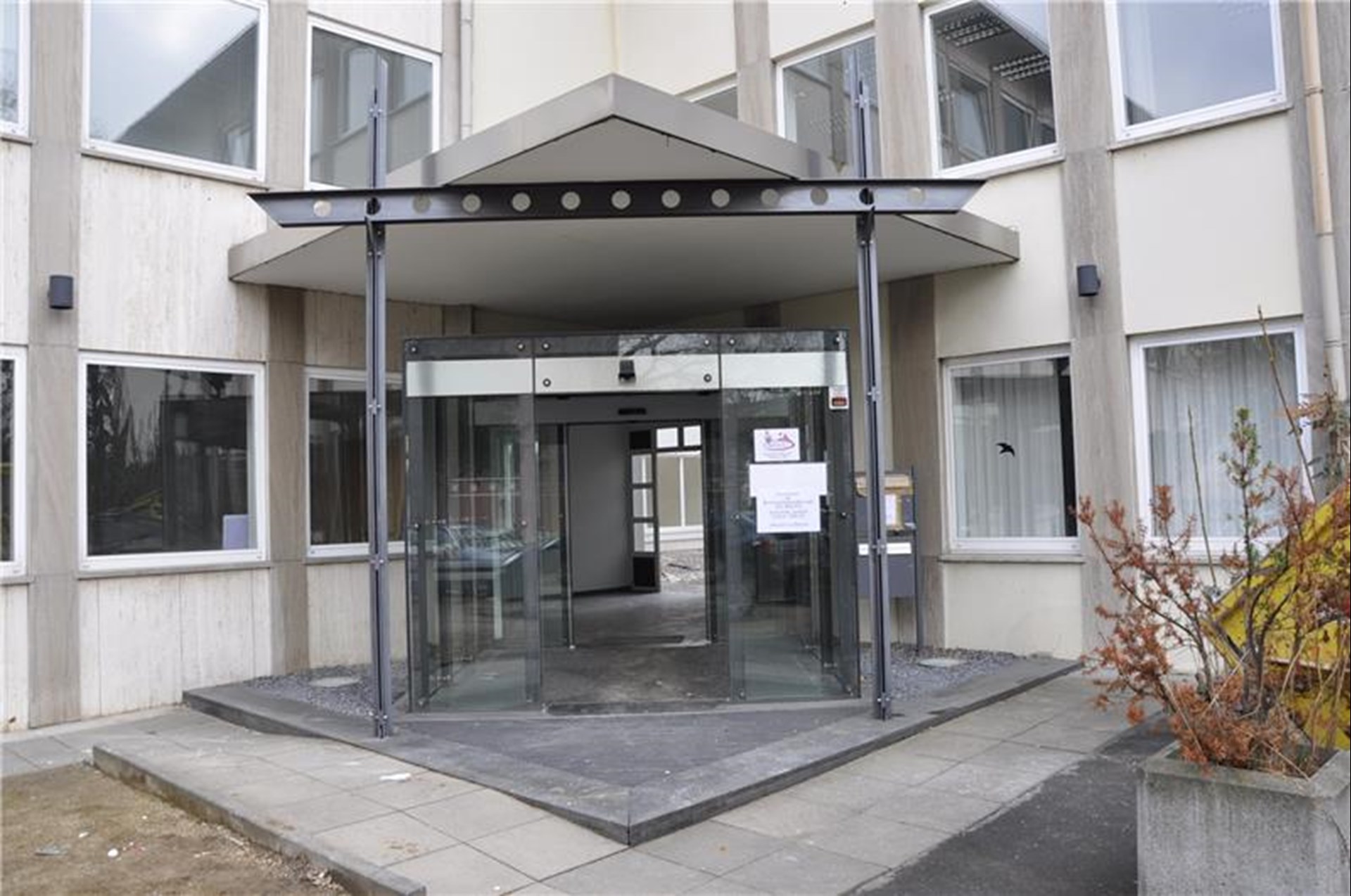 Haupteingang Glaskasten des GPZ Darmstadt